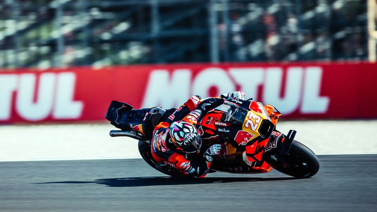 ANOTHER STUNNER AWAITS: RED BULL KTM TECH3 CROSSES ENGLISH CHANNEL FOR GRAND PRIX OF THE UNITED-KINGDOM